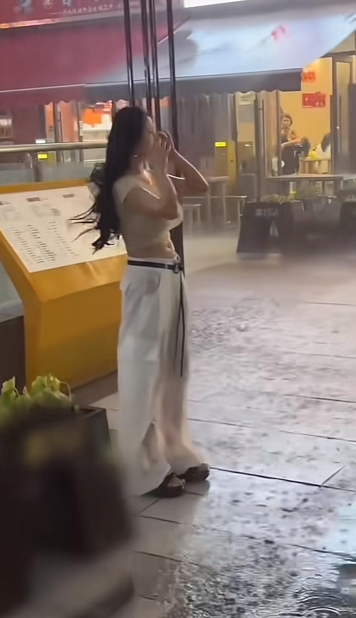 看到这一幕真让人唏嘘。一个天仙般的漂亮小姐被分手，还跑到雨中发泄，这画面想想都让