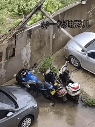 摩托车瑟瑟发抖。