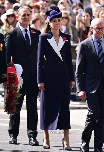 凯特王妃独自营业！踩着10厘米高跟鞋致敬，和威廉的“甜点”暗语太甜了。25日