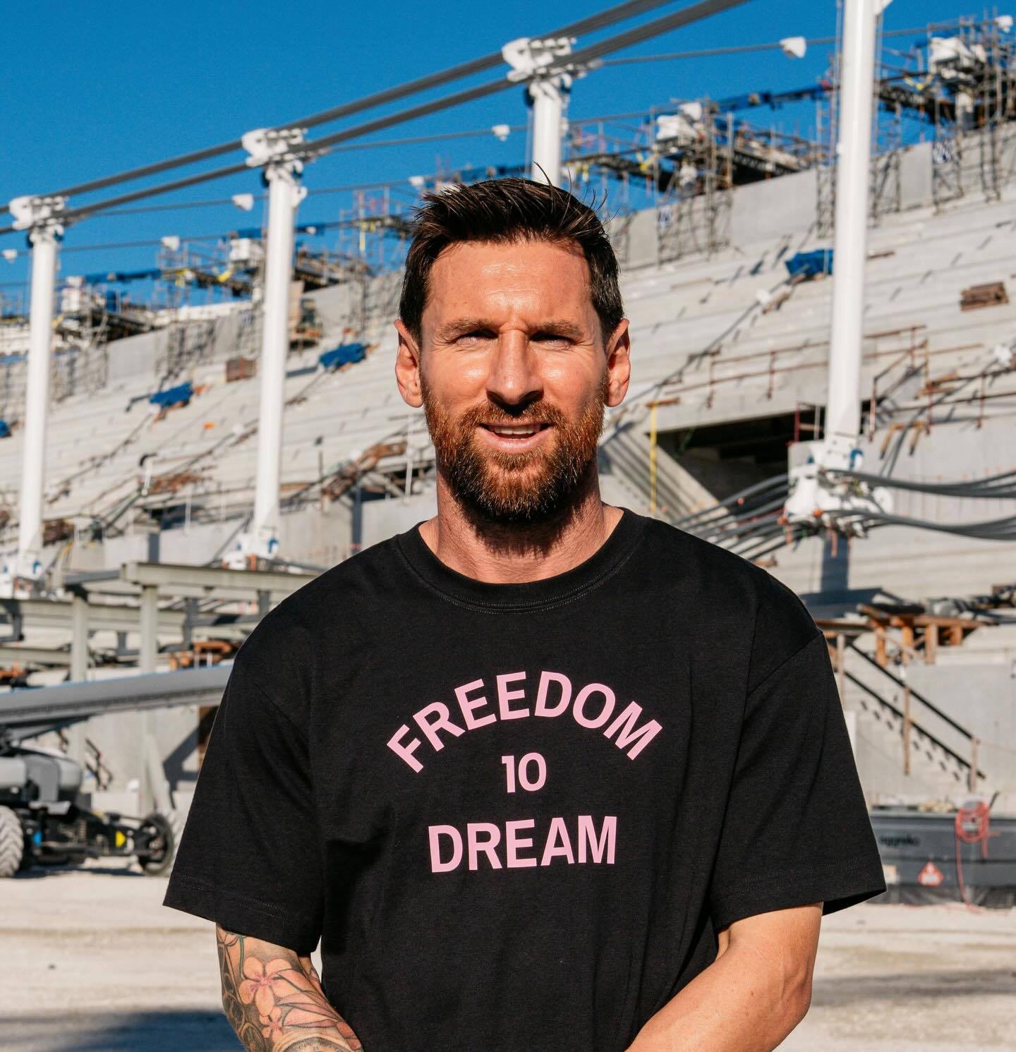 此前梅西续约时在迈阿密新球场的照片！