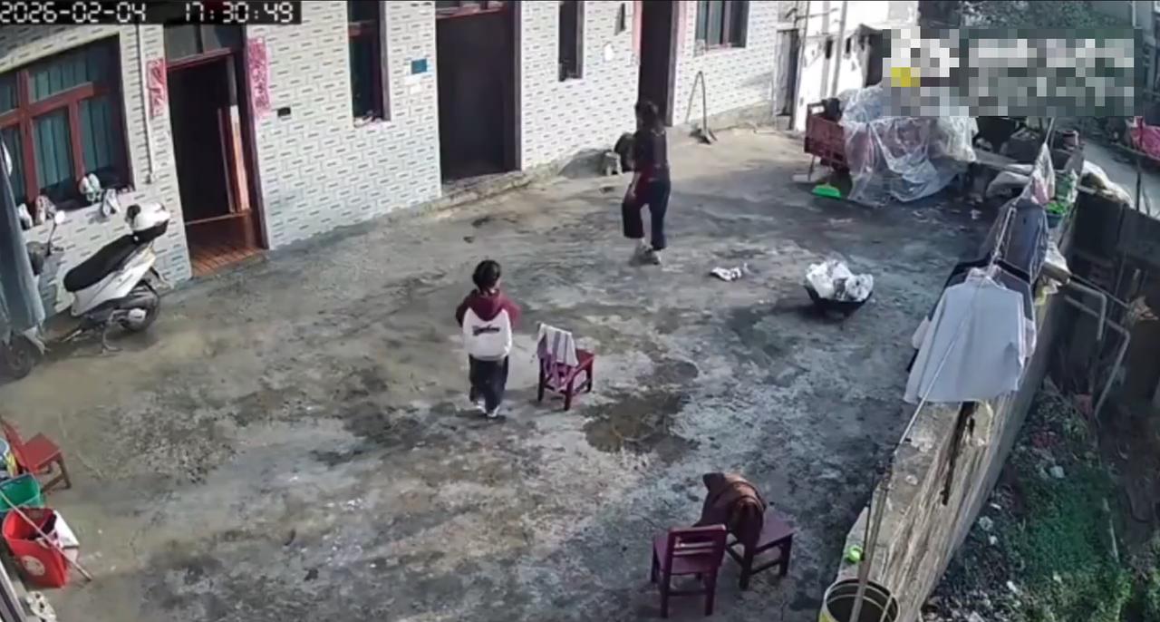 贵州一女子在院子里用汽油烧垃圾，女子丈夫急忙提醒她保持距离，女子反驳道：“我又不