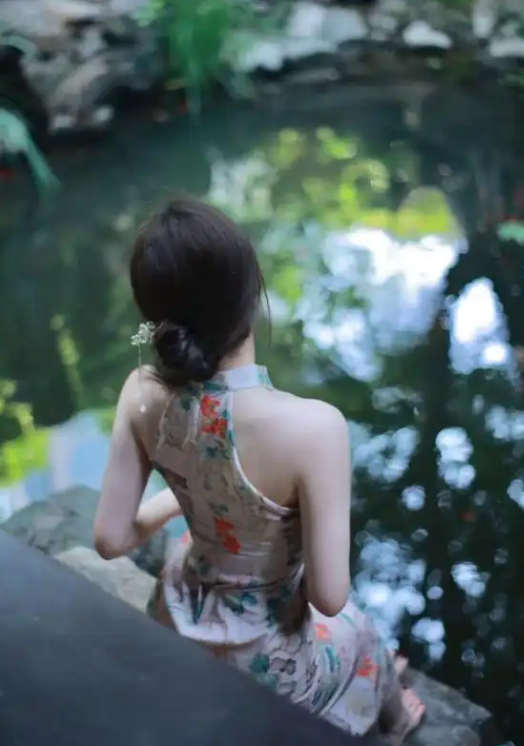 当江南女子穿上旗袍，是否会在流转的时间里，绽放出古典与现代交融的极致美丽？