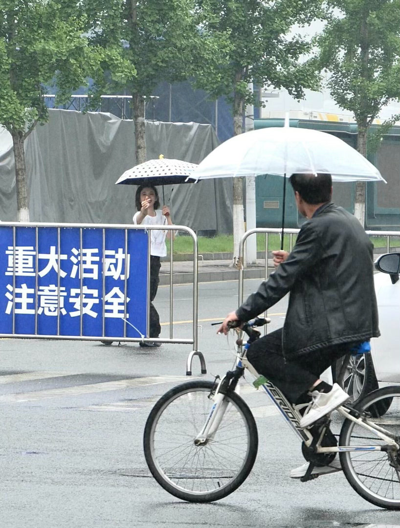 唐艺昕饭撒撒到路过大爷大爷：我只是路过，怎么心跳突然漏了一拍？