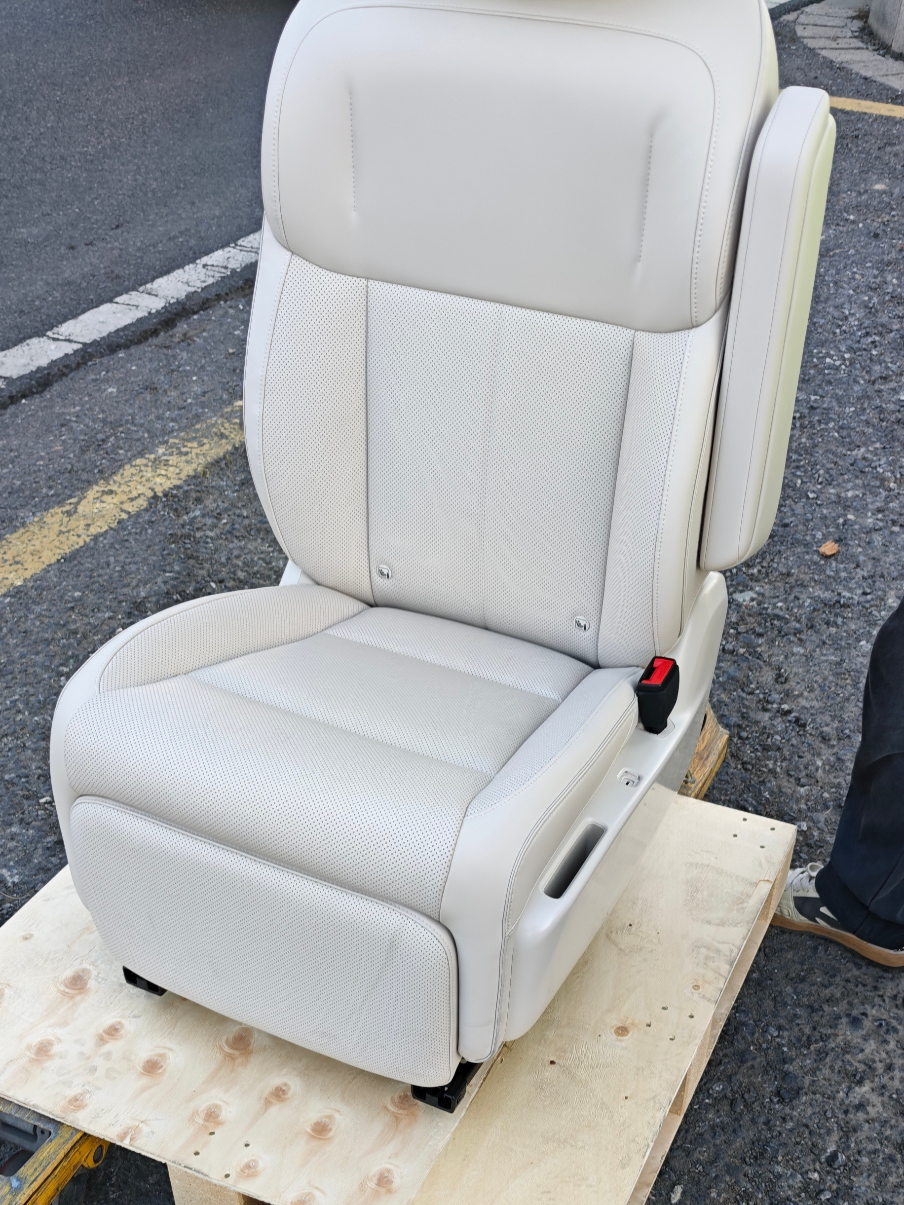 这个座椅的按键位置不错，极为方便啊！👍就是为啥这个椅子被拉在大马路上？