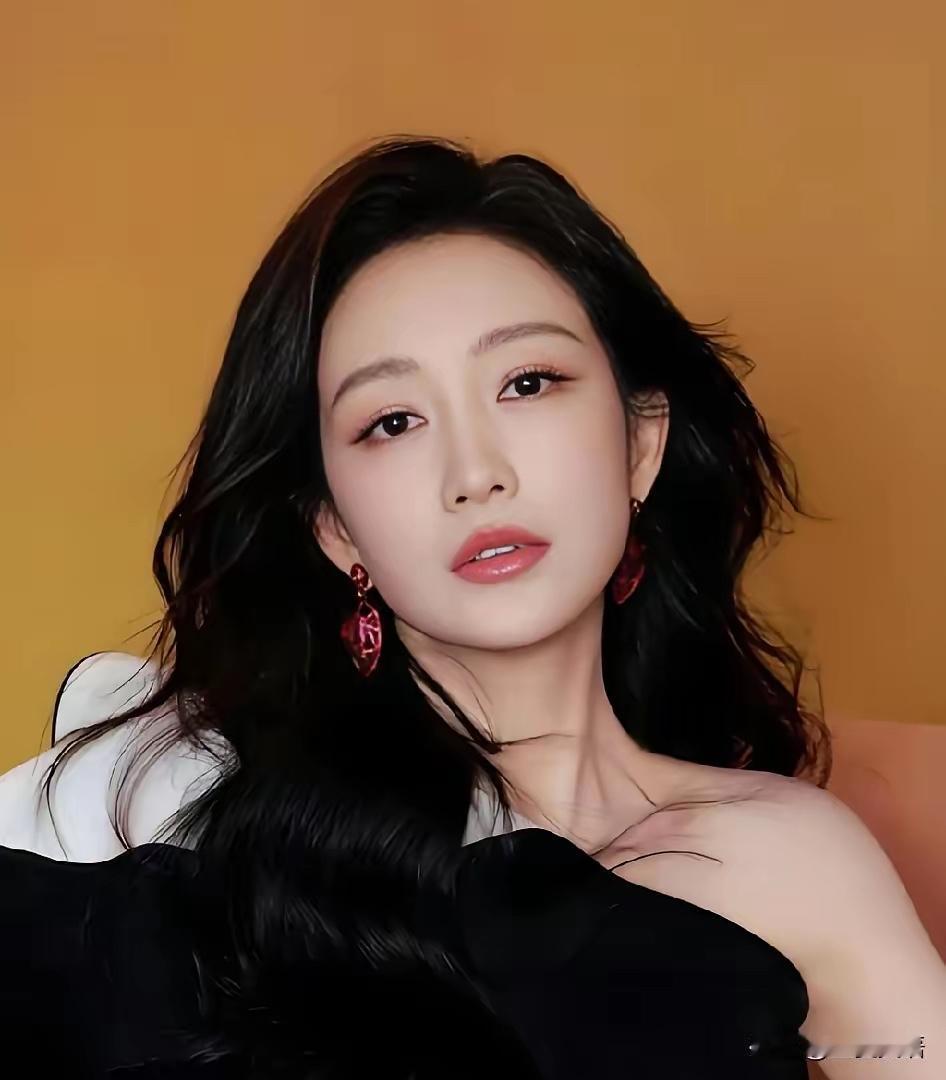 2月9日，八卦媒体拍到，何九华在棋牌室玩到天亮，接下来何九华的举动让狗仔都懵了，