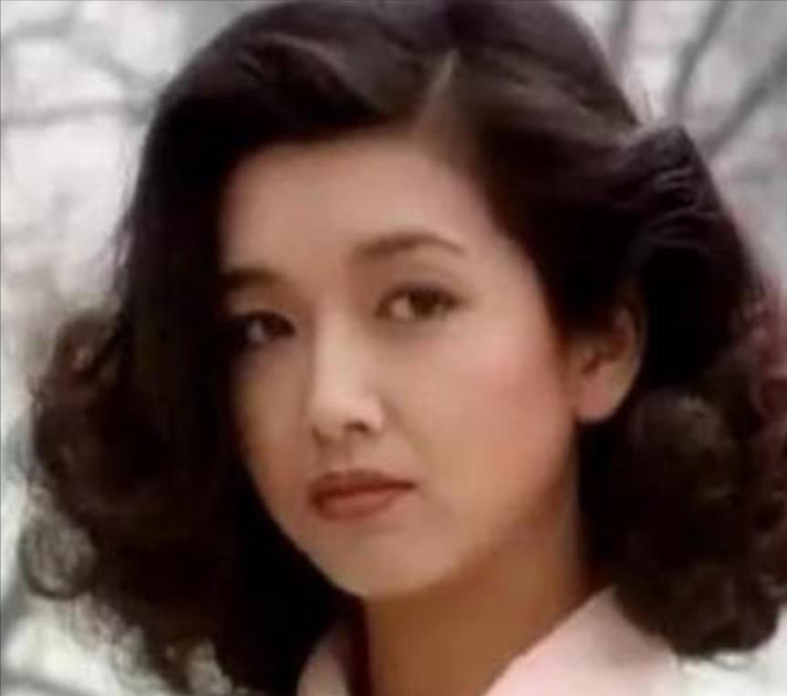 1998年，江珊在美国生下了女儿，王志文马不停蹄坐飞机去看孩子，见面就夸孩子的名