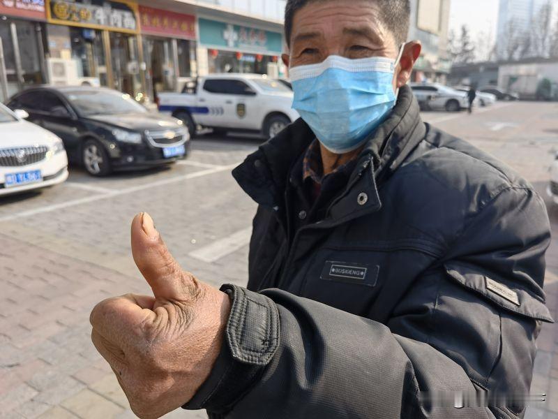 2018年的郑州工地，电锯切断王海森左手拇指的瞬间，他以为人生的苦难不过是皮肉之