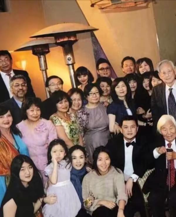 那年李嫣还小，王菲也年轻漂亮。母女俩相依相偎心连心，心中有爱的她们脸上笑开了花。