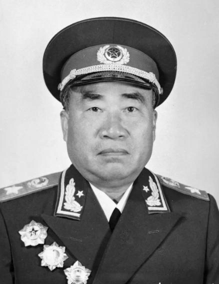 1973年12月21日，毛主席召开中央军委会议，朱德应邀参加。朱德刚一走进会议室