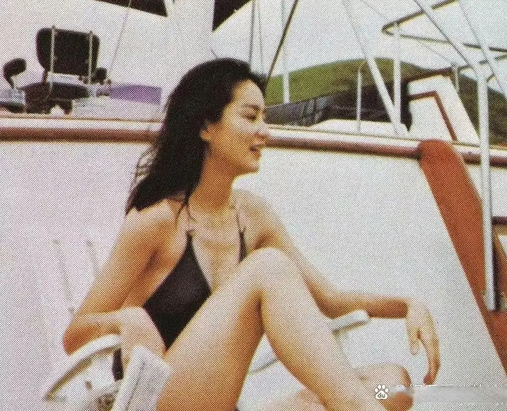 林青霞早年旧照氛围感拉满，浑然天成美人风骨，历经岁月依旧惊艳