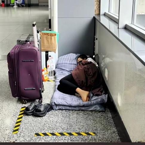 瞬间破防！火车站角落一幕，看得心里五味杂陈在火车站候车室拍到一幕，一位女士