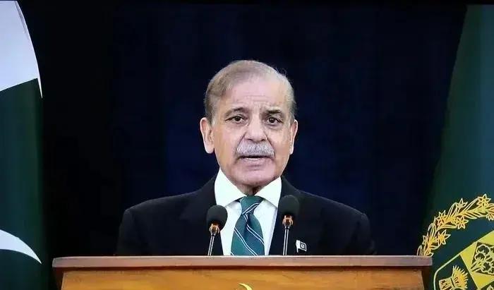 患难见真情。巴基斯坦正式批准伊朗通过其领土与第三方国家开展贸易往来。这对伊朗来说