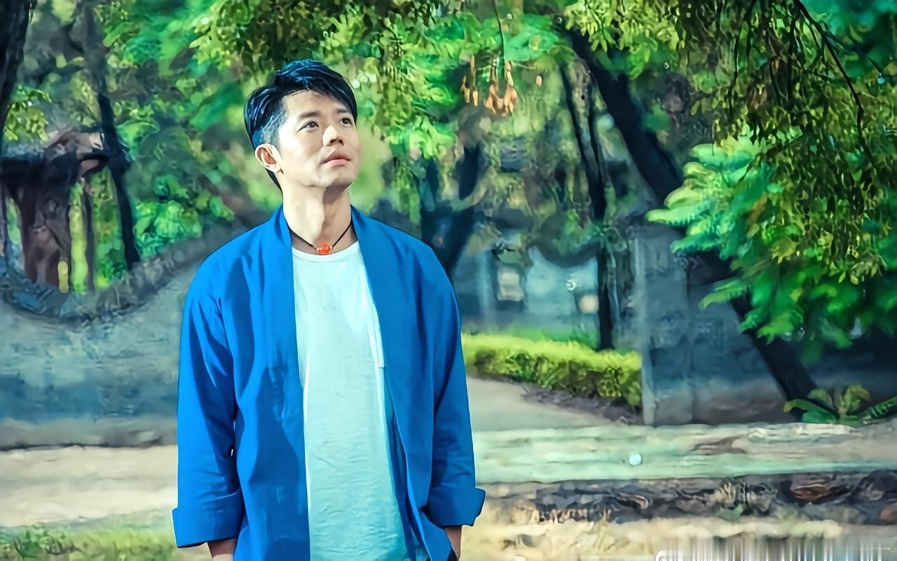 我朋友满怀欣悦地奔赴凤凰传奇演唱会。回来之后呢，我就迫不及待地问她：“哎，那曾毅