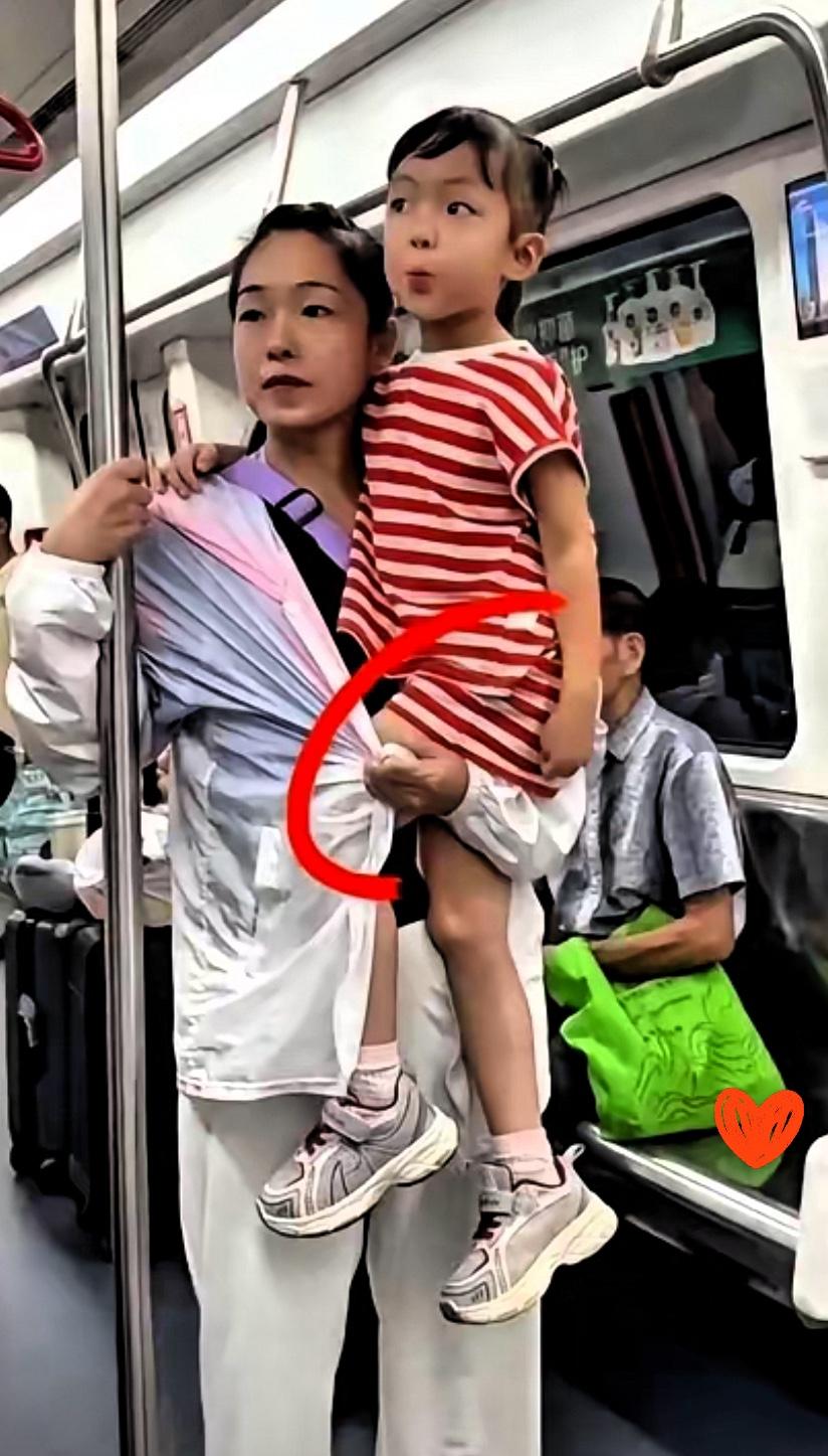 谁懂啊！刷到地铁里这位妈妈的抱娃姿势，瞬间想起自己带娃的苦——以前抱娃半小时胳膊