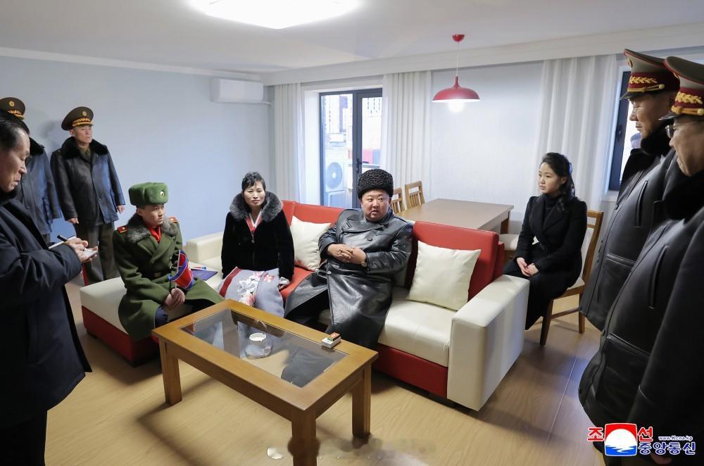 金正恩同志来到鱼泰哲烈士的遗孀金正玉的家庭，一一察看住房和厨房等，以亲生父亲的心