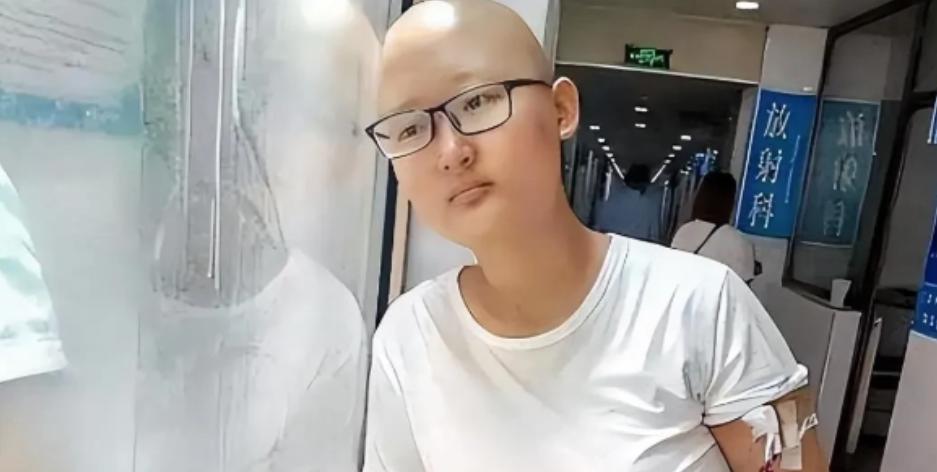 “我凭什么就该死？”2019年，河北一家医院的病房里，一个剃了光头的女孩对着