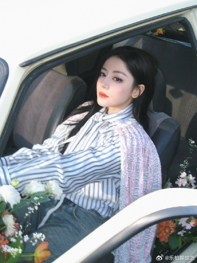 迪丽热巴墨镜鲜花迪丽热巴墨镜鲜花真的是美的太有氛围感了呀，针织披肩完全呈现