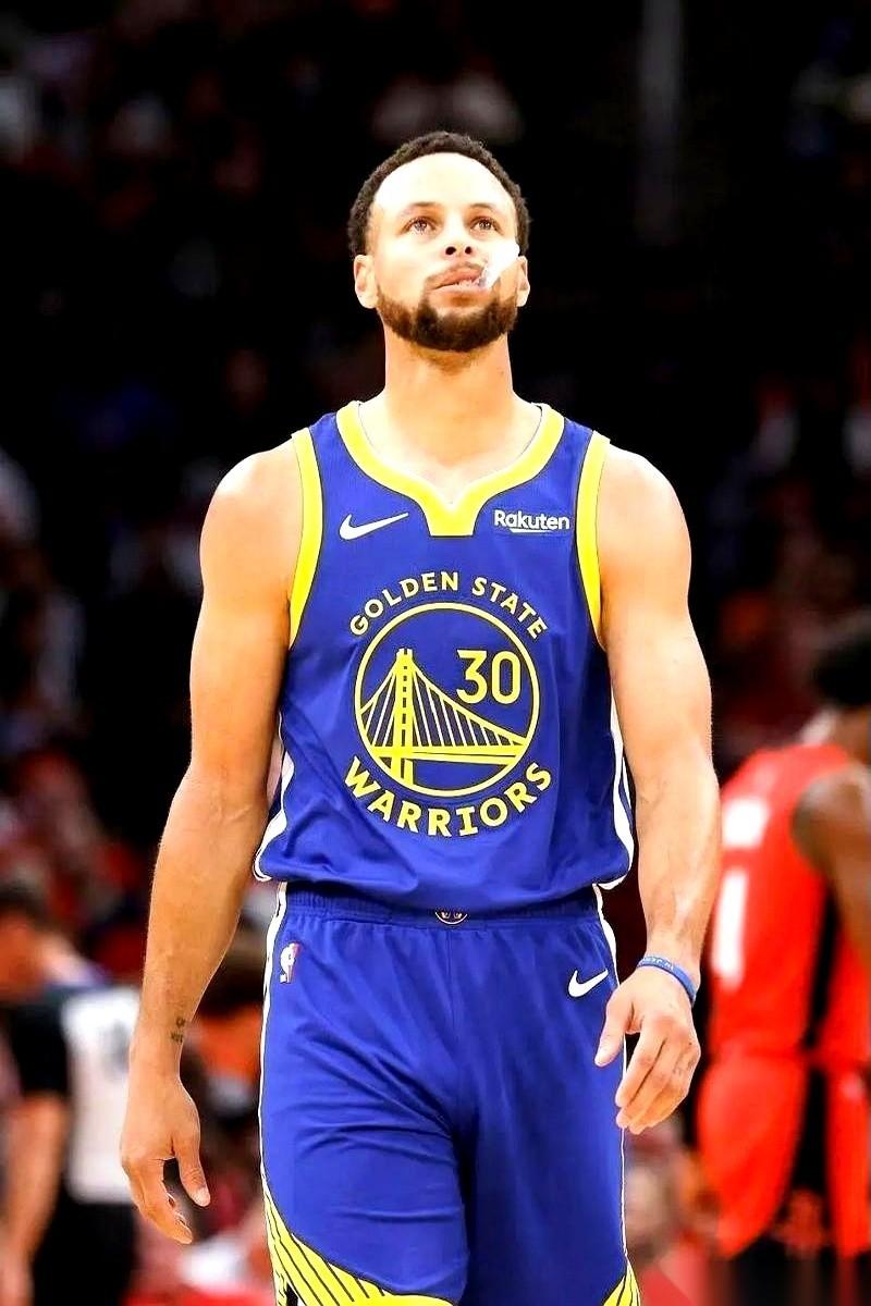 翻开NBA历史控卫得分榜，山顶上坐着的，不是库里。甚至连第二名都不是。王座上