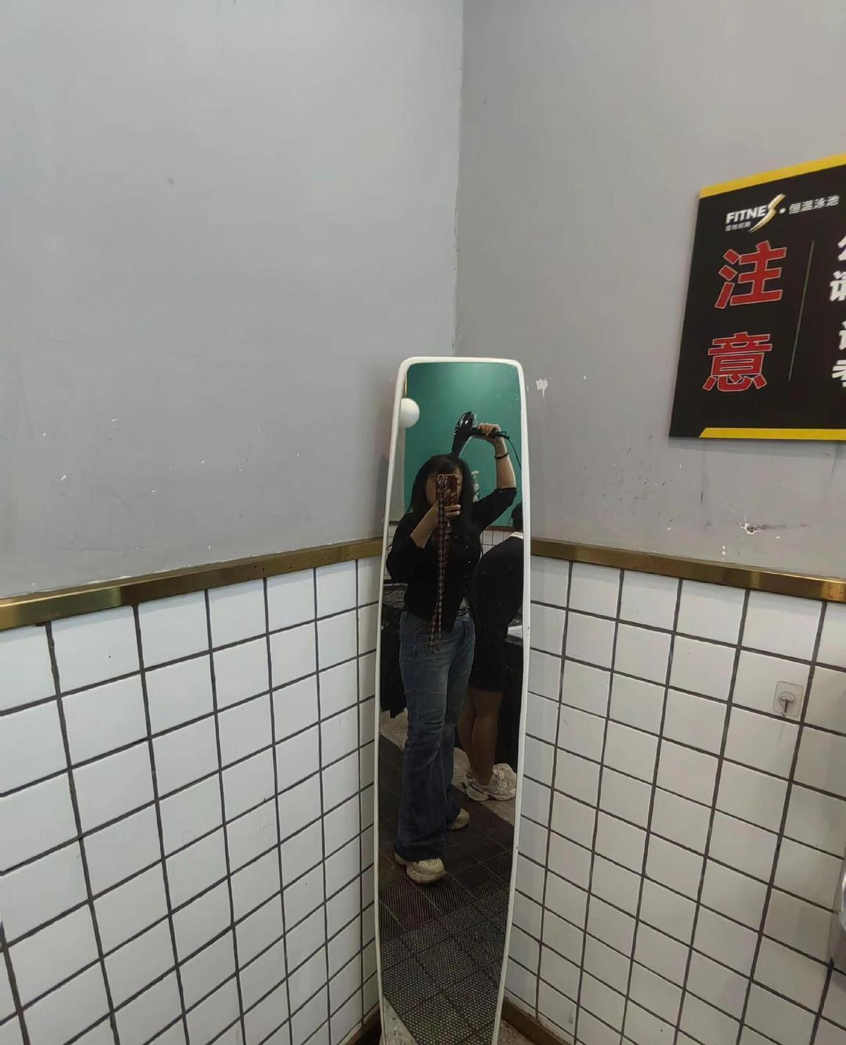她，没喊口号，也没打卡晒图，就每天泡在34℃的水里，蛙泳一公里，再闷四十分钟。