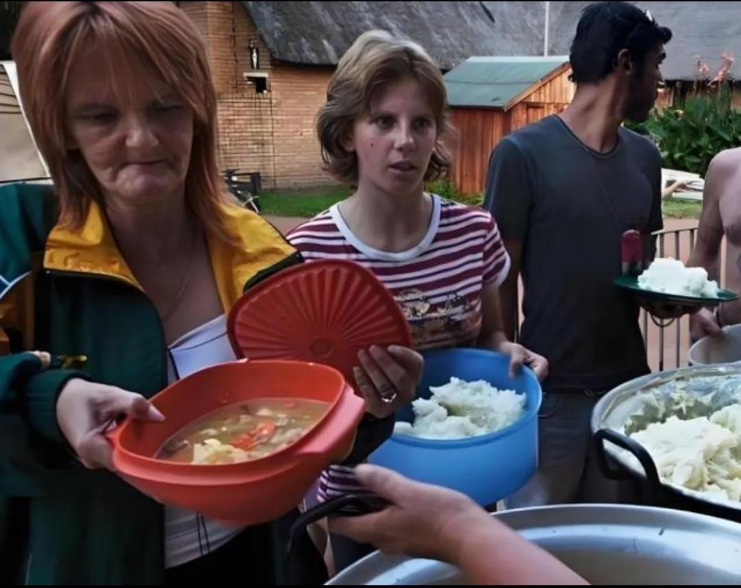 曼德拉上台之后，南非强制低价收购白人大量的耕地，然后租给黑人耕种，一半白人离开南