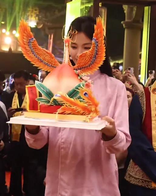 刘涛在福建人眼中地位好高！妈祖1065年诞辰，福建大庆，刘涛为妈祖献寿桃，好一个