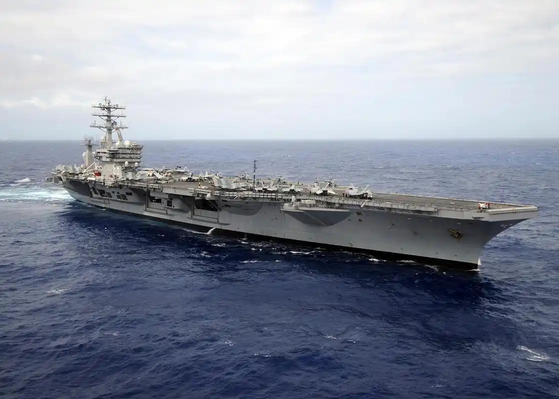 美军的底牌，这次真打光了。一艘半截入土、服役超五十年的老航母，硬生生被拽出退休名