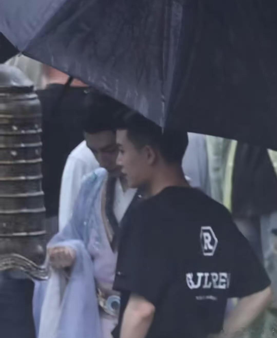 网友拍到任嘉伦探班罗云熙，二人私下关系这么好吗​​​