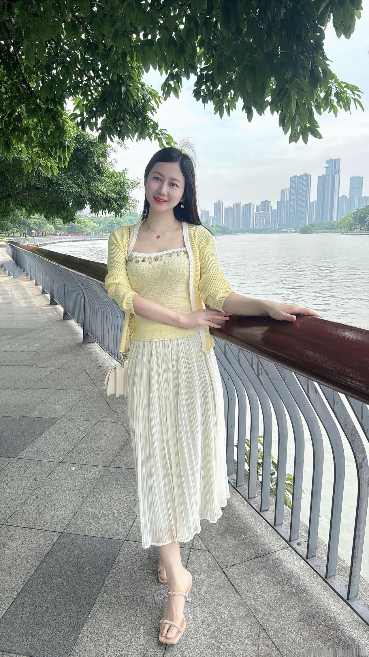 湖边散步的女生，朴素又真实，悠然自得的感觉扑面而来。感觉美美的！