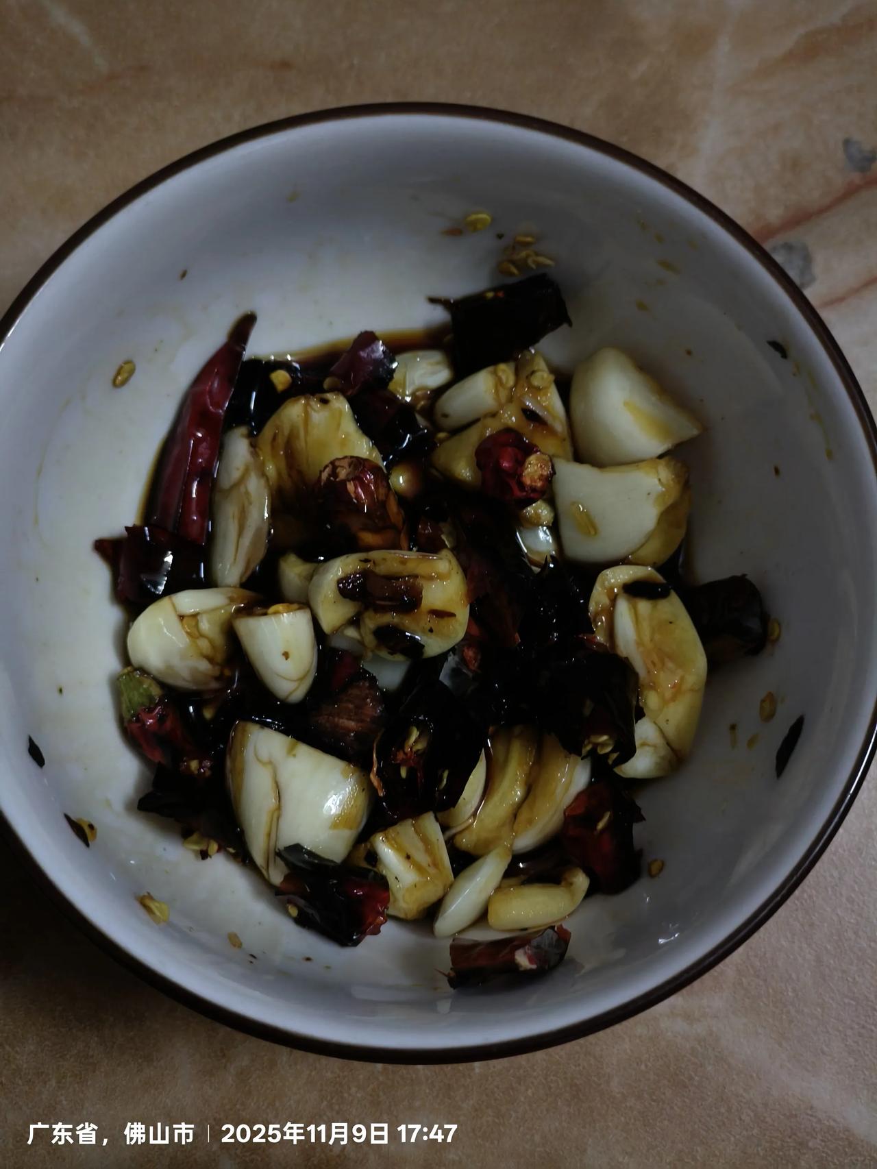 吃上瘾了，这几天简直就离不开这一小碗干煸辣椒拌大蒜，简直是太提味，太下饭了。其