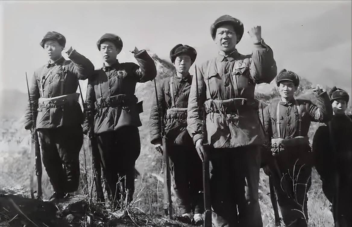 1950年5月，第43师128团刚开完作战会议，警卫员提来一壶热水，给各位首长添