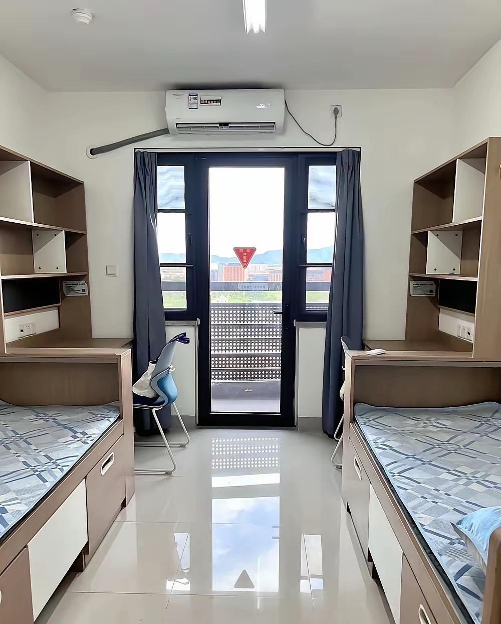 这是哪个学校的宿舍？太好了。