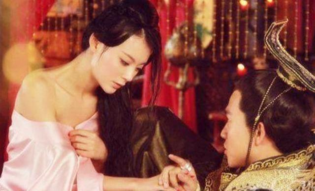 公元396年9月，酒过三巡之后，孝武帝司马曜躺在张贵人身边睡着了，突然，张贵人给