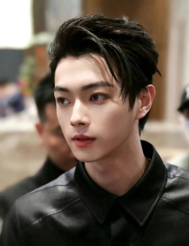 理解不了，娱乐圈的男明星，但凡有点姿色的，为什么大部分都管不住自己呢。前有