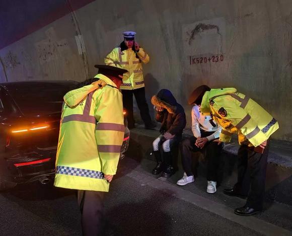 如果你的车在高速上突然刹车失灵，巡航关不掉，第一通电话你会打给谁？一个23岁