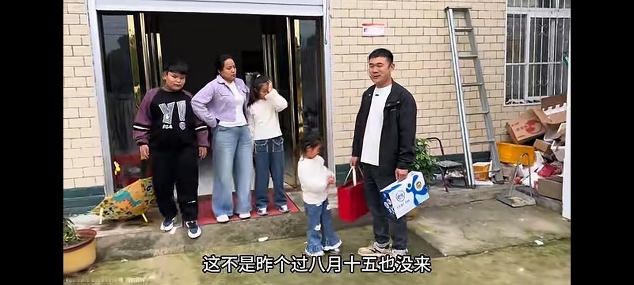 阿杜装傻充愣八月十六了，阿杜拿着两箱礼物来看亲家娘妈，小依依都嫌礼品少。阿杜