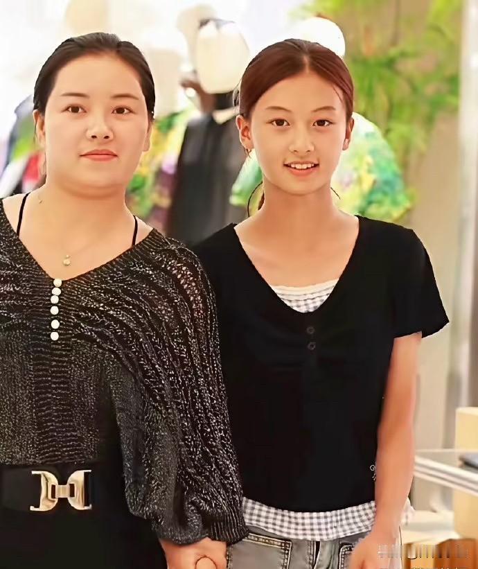 网红七七和妈妈越长越像了！一身简约条纹短袖，乌黑长发顺直垂落，干净素颜尽显清