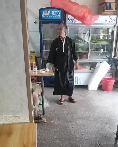 这家伙难道是日本人吗？他怎么穿了一身日本和服啊？如果他是日本人的话，为什么不
