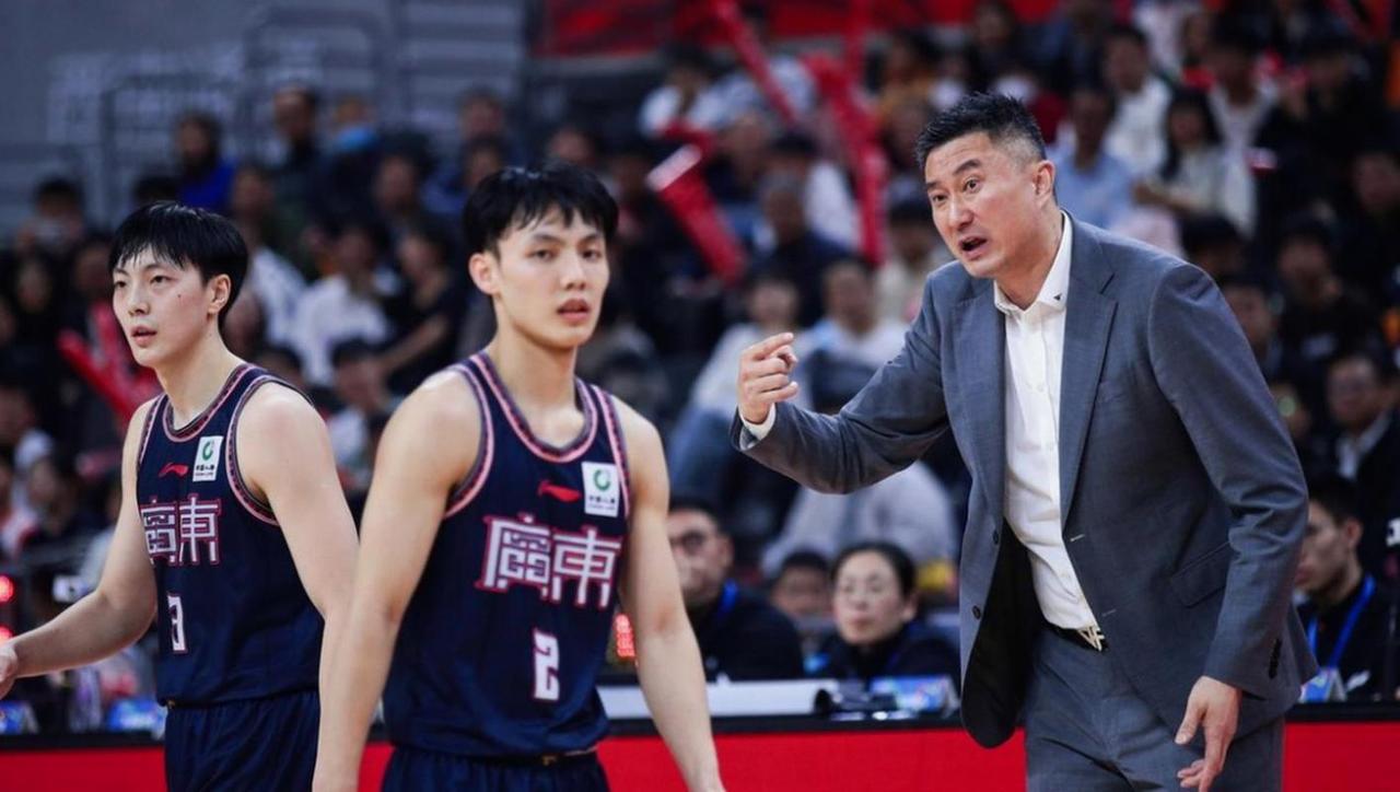 广东男篮输球又收坏消息，附加赛大概率打广州，8强打北京恐一轮游，杜锋面临下课危机