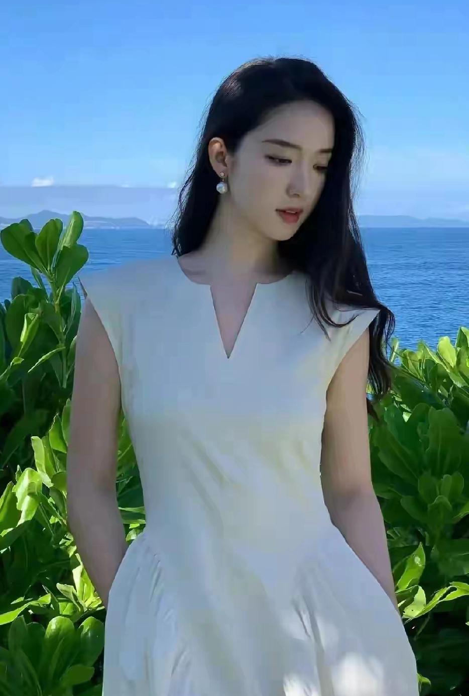 今天去接嫂子下班，嫂子和他同事下来看见我，他同事突然来了句这就是你勾搭的小白脸，