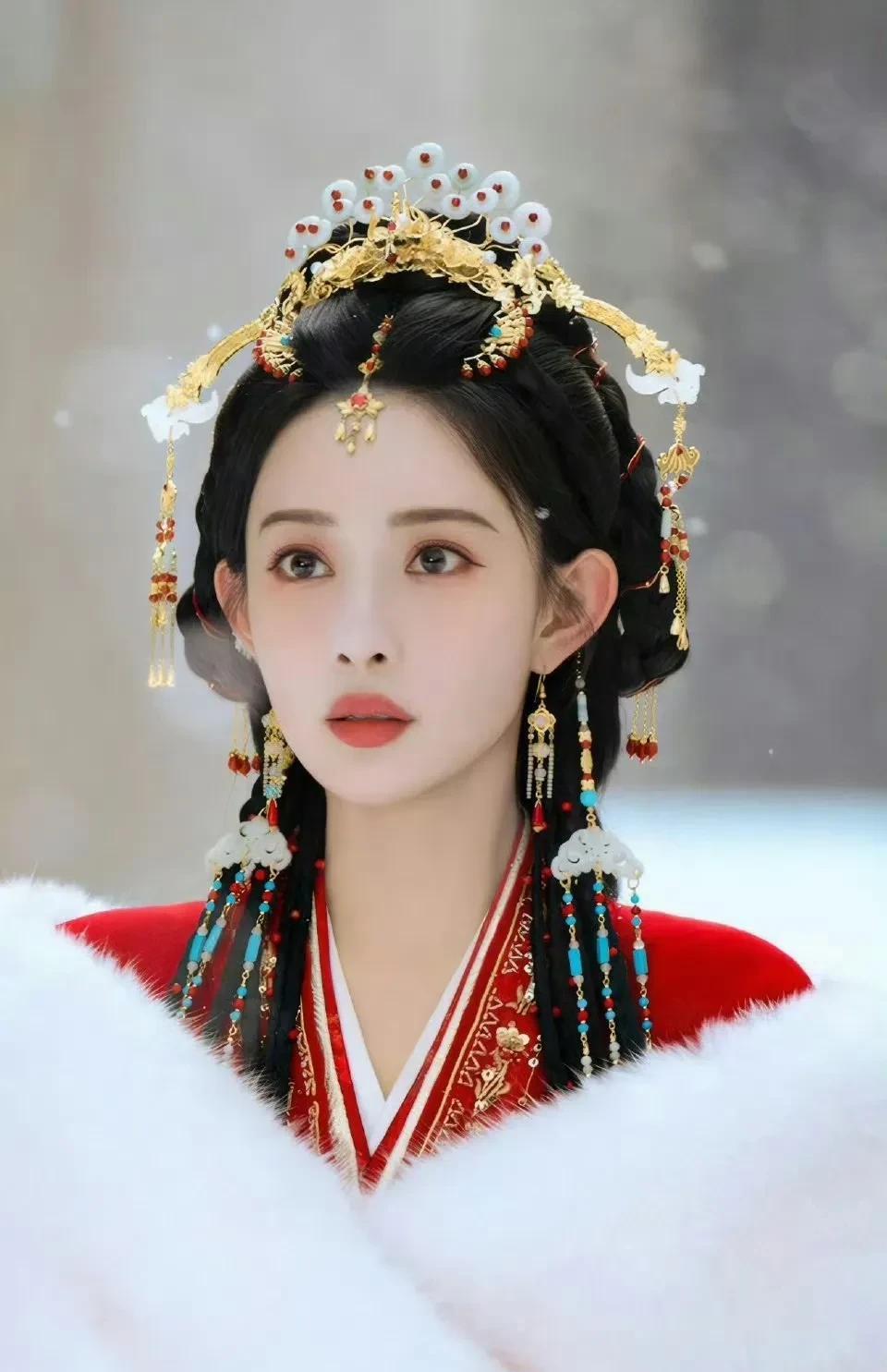 关于演员孟子义，我发现了一个细节，巧的可怕孟子义在娱乐圈爆火是因为古装剧，而她