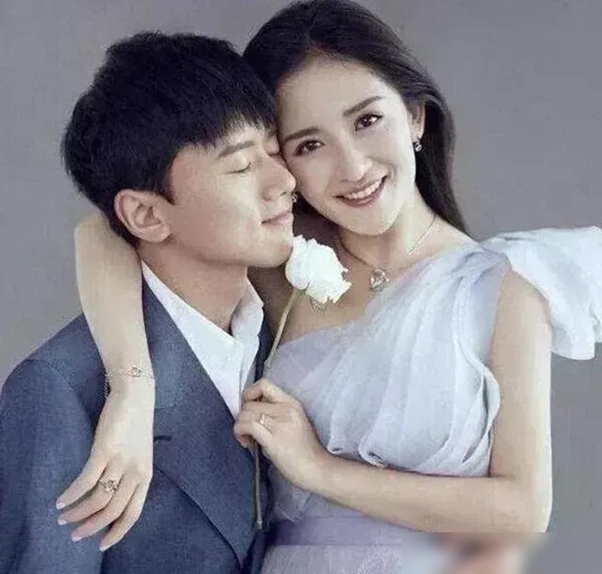 一次，谢娜在包文婧那借了3万澳元，后来还给她3万人民币，包文婧闷闷不乐，直接问她