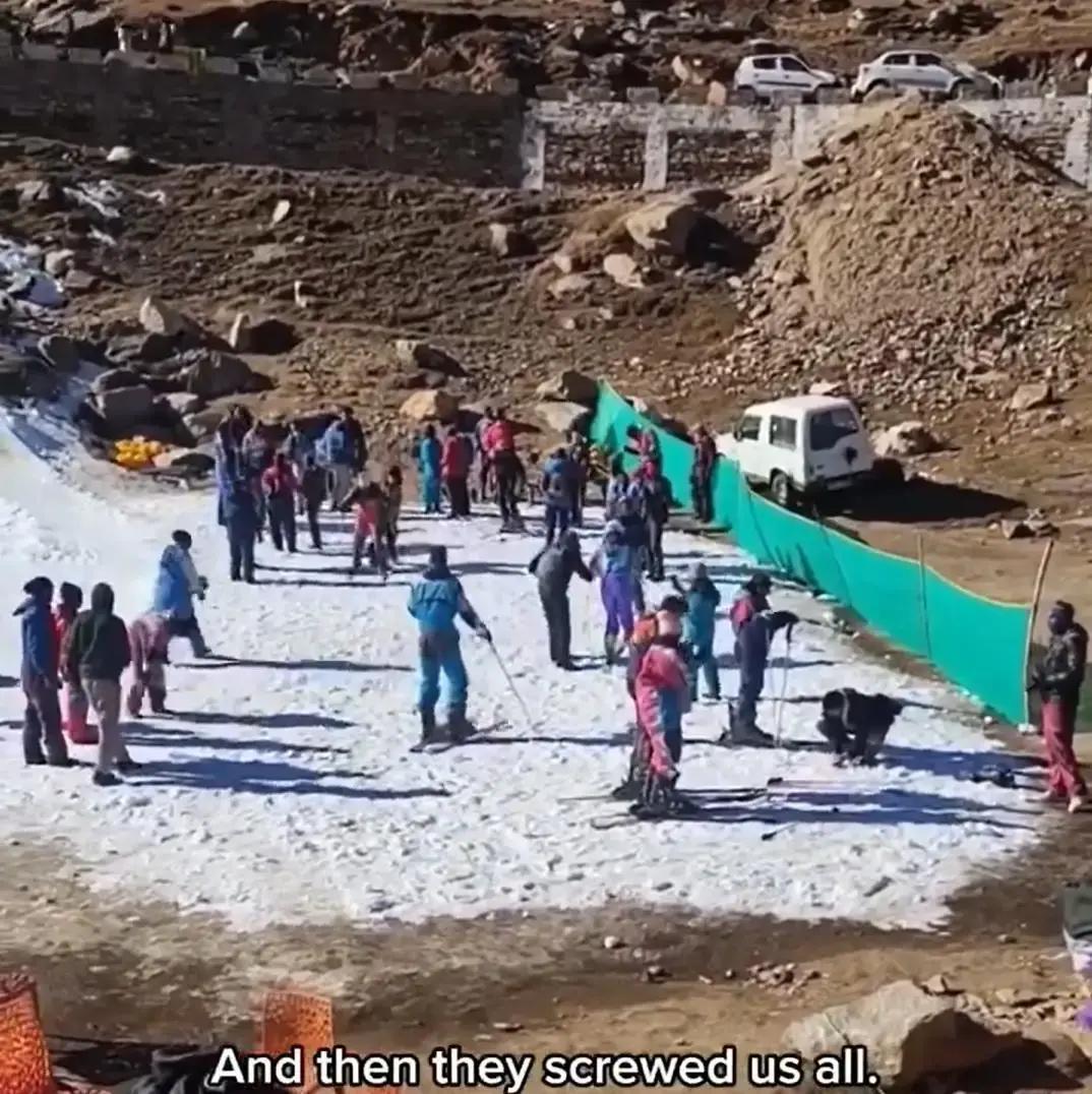 在50℃的沙漠里滑雪，印度人真的疯了。他们用造雪机，在拉贾斯坦邦的滚烫沙地