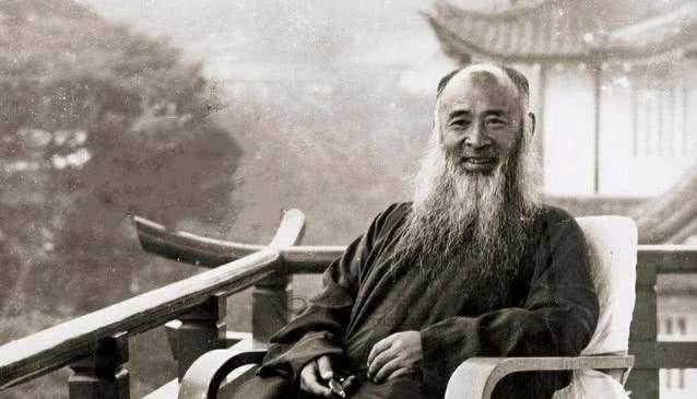 1949年，张大千散尽家财，弄到了三张飞机票。这架飞机，是最后一架离开成都的飞机