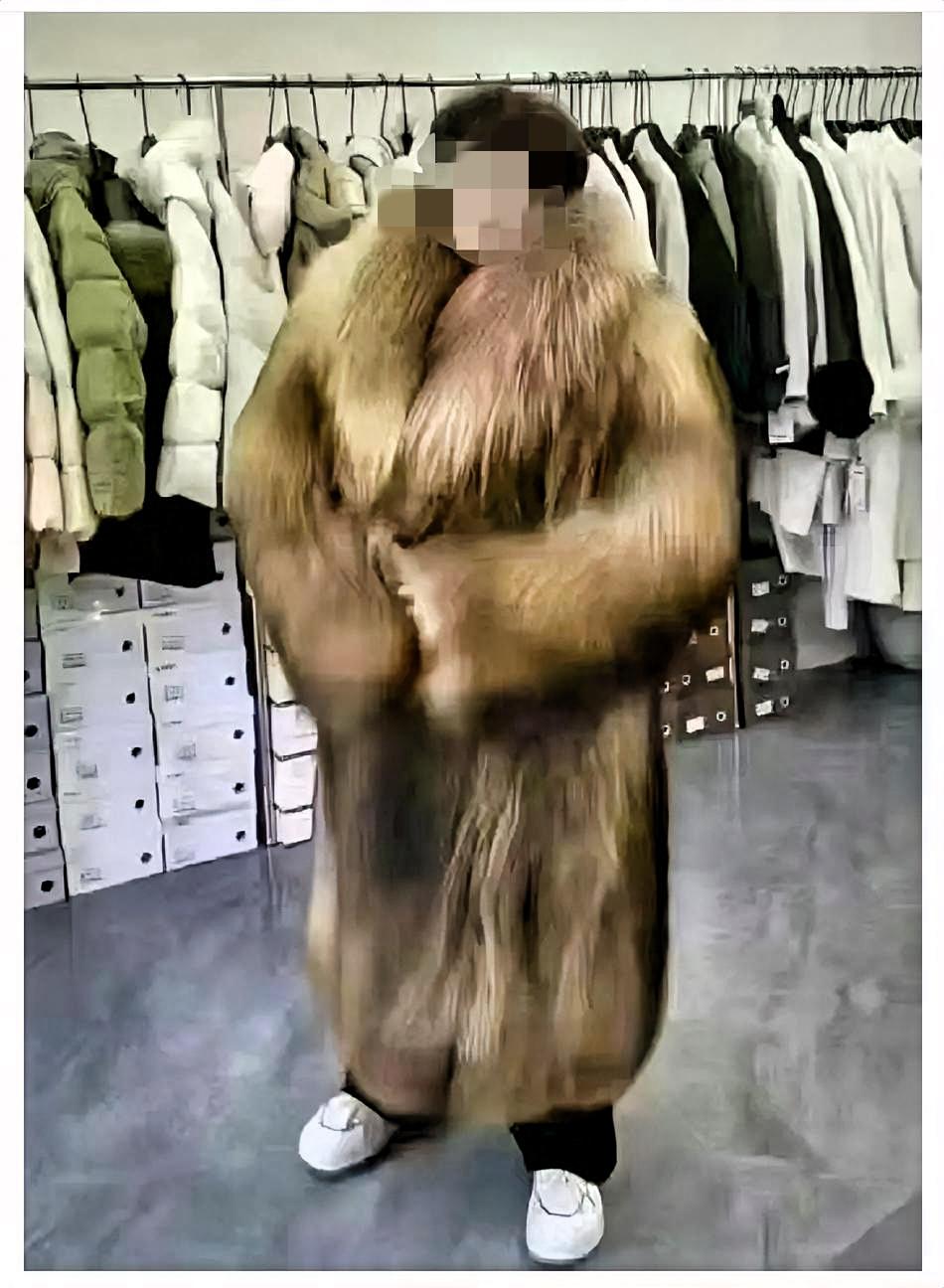 疯了！我同事上周花2万8买了件“东北空运貂皮”，老板拍胸脯说“假一赔十”！我