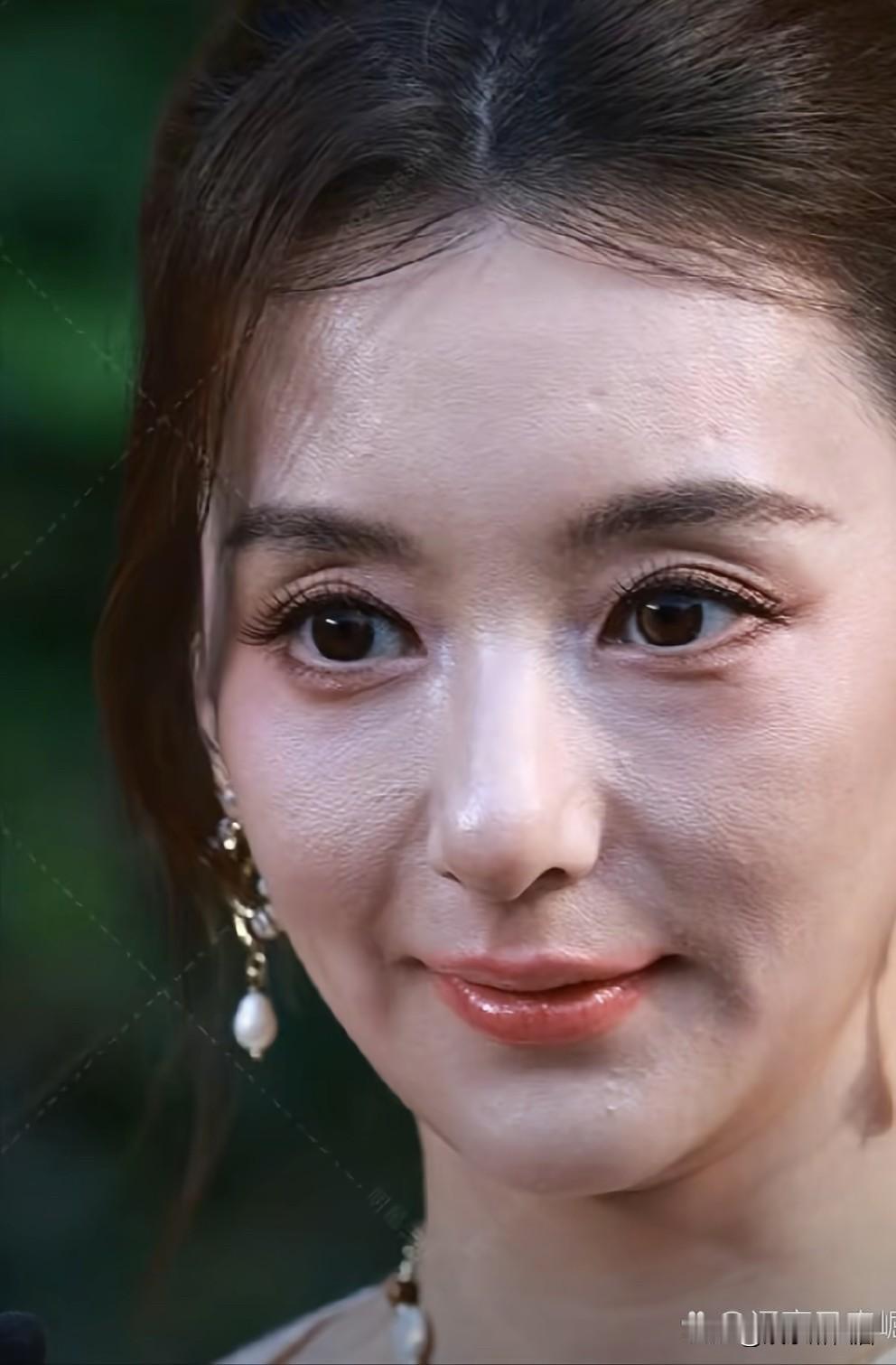 皮笑肉不笑！方媛眼里已没有光，我敢说方媛私下里绝对没有啥自己的社交圈，从真人秀