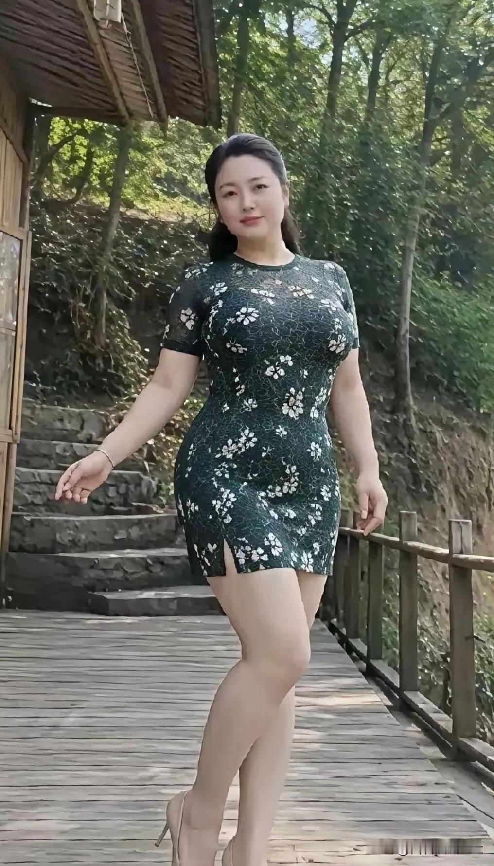 清平乐·山亭缓步山林风软，木栈春光漫。花袂轻摇姿态婉，一笑风华自现。