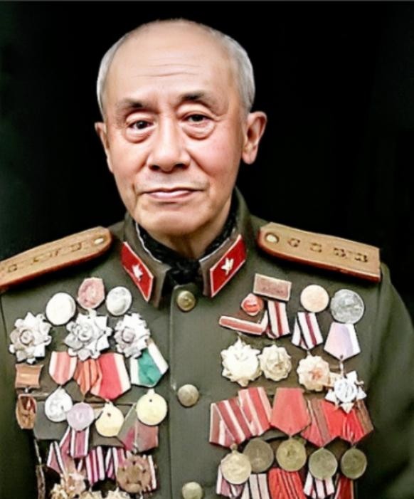 1938年，因我军优待俘虏政策，两名日本军官有恃无恐辱骂我军士兵，一名战士气不过