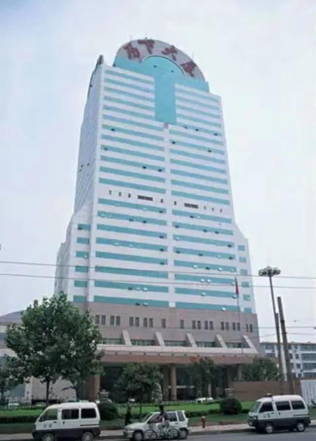 之前的历下大厦是圆头的，2009年启动改造，成了现在的样子，戴了顶帽子。外