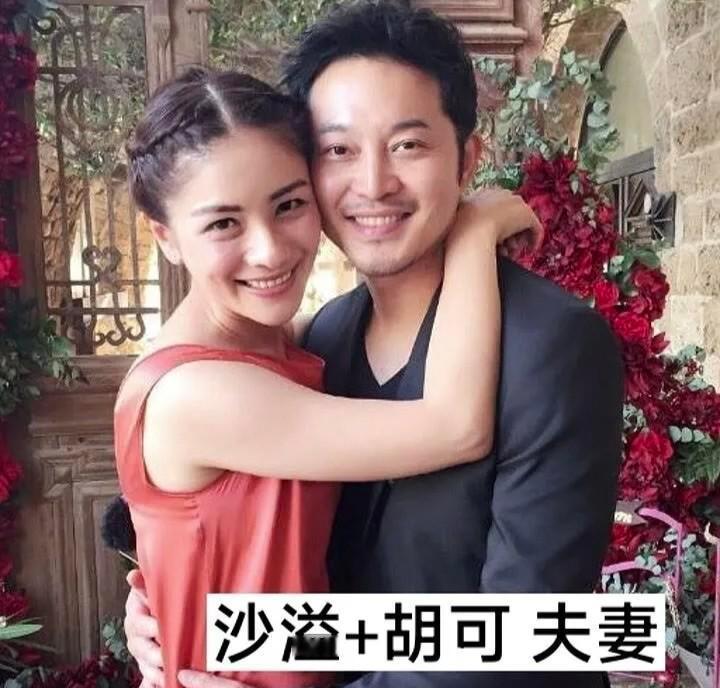 邓超孙俪逛个街都能笑出鹅叫，张智霖牵着袁咏仪的手，二十年像刚恋爱。吴京给谢楠揉