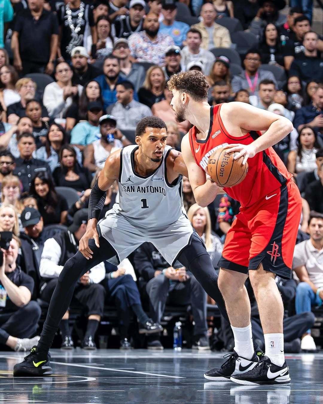 BryceSimon谈申京和文班之前的对位：“我看过几场文班和申京的对决，包括